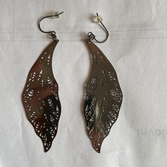 Metal feather earrings - Picture 2 of 3